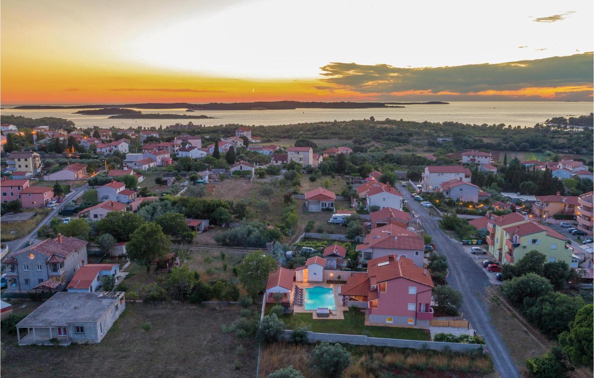 8 Bedroom Awesome Home In PUY Exterior foto
